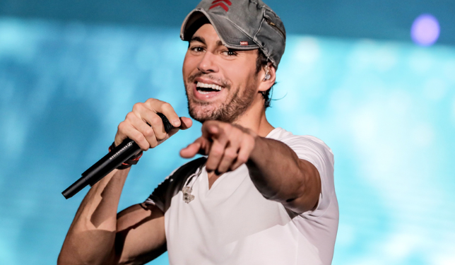 Enrique Iglesias evita apoyar públicamente a su padre Julio Iglesias tras escándalo
