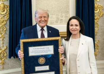 Inusual intercambio diplomático: Machado obsequia “simbólicamente” su Nobel a Trump