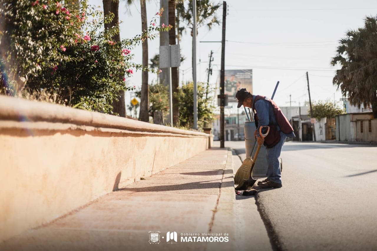 Cuadrillas municipales trabajan por un Matamoros limpio: Beto Granados