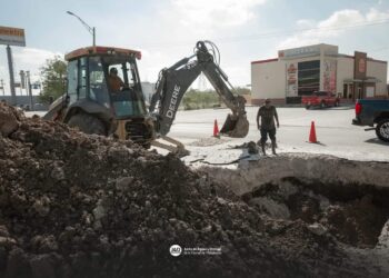 Beto Granados instruye reparación de fuga en la avenida Constituyentes