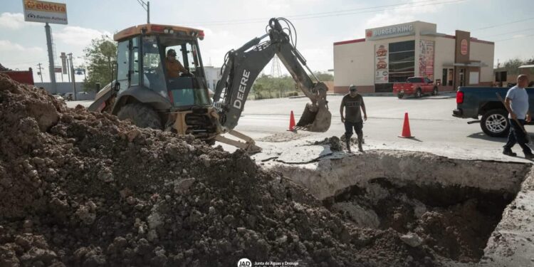 Beto Granados instruye reparación de fuga en la avenida Constituyentes