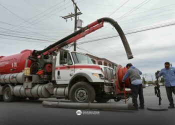 Realiza gobierno de Beto Granados, desazolve de drenaje en el Fraccionamiento Victoria