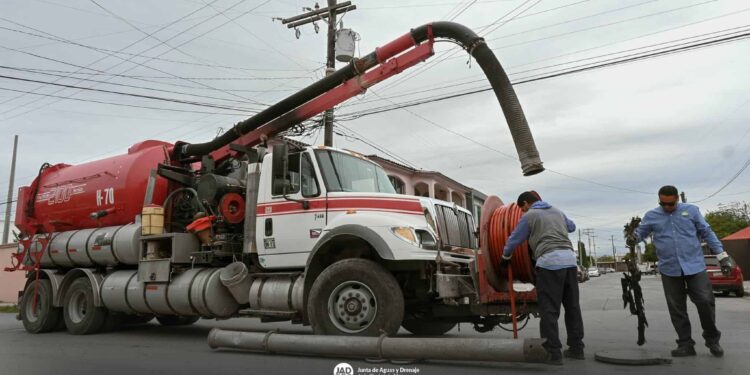 Realiza gobierno de Beto Granados, desazolve de drenaje en el Fraccionamiento Victoria
