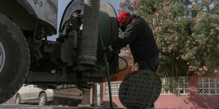Gobierno de Beto Granados refuerza limpieza de drenaje en la colonia Delicias