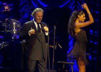Julio Iglesias bajo investigación por agresión sexual y trata en España