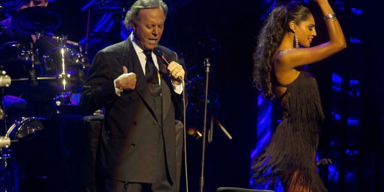 Julio Iglesias bajo investigación por agresión sexual y trata en España