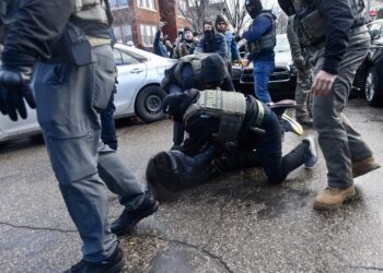 Caos en Minneapolis: Agente de ICE hiere a venezolano tras ataque con palas