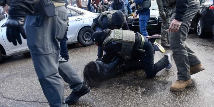 Caos en Minneapolis: Agente de ICE hiere a venezolano tras ataque con palas