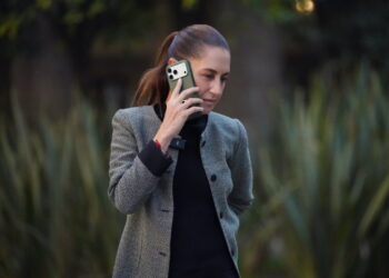 La foto del “¿Bueno?”: Entre el K-pop y la nueva Ley de Telefonía