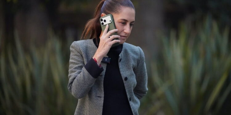 La foto del “¿Bueno?”: Entre el K-pop y la nueva Ley de Telefonía