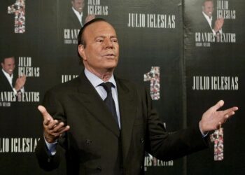Julio Iglesias rompe el silencio: “Niego haber abusado de ninguna mujer”