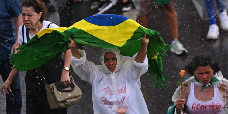 Tragedia en Brasilia: Rayo impacta concentración bolsonarista; reportan decenas de heridos