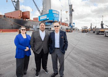 Fortaleciendo el motor fronterizo: El embajador Ronald Johnson visita el Puerto de Brownsville