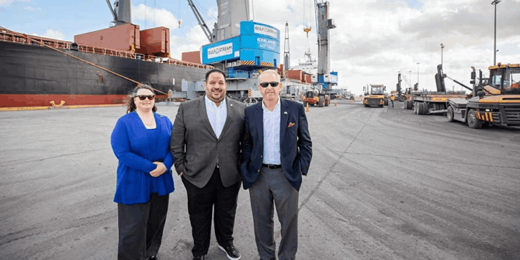 Fortaleciendo el motor fronterizo: El embajador Ronald Johnson visita el Puerto de Brownsville