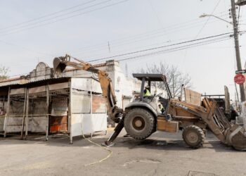 Ayuntamiento libera vialidad en calle Abasolo tras retiro de estructuras en desuso
