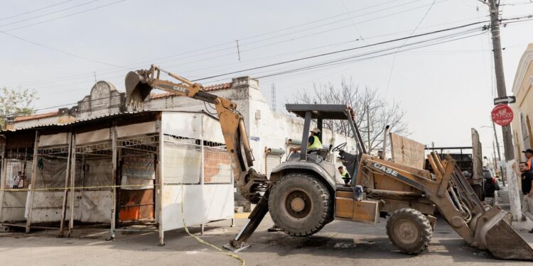 Ayuntamiento libera vialidad en calle Abasolo tras retiro de estructuras en desuso