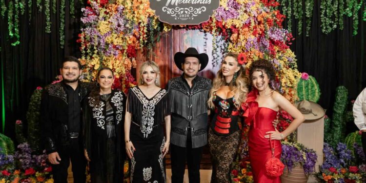 Noche de gala en las Fiestas Mexicanas con espectáculo y reconocimiento a invitadas especiales