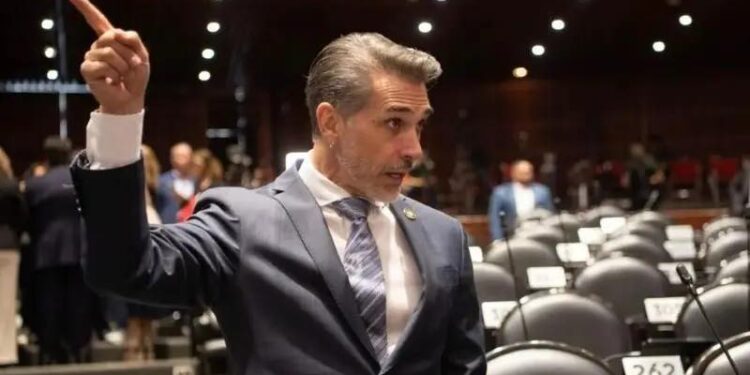 Morena suspende derechos partidistas de Sergio Mayer
