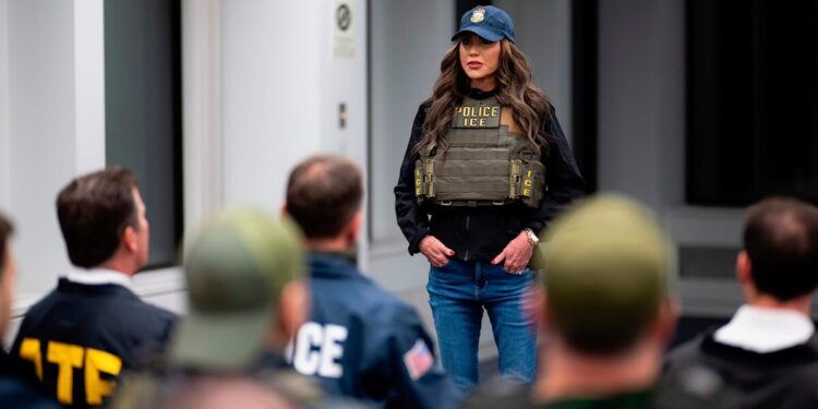 Departamento de Seguridad Nacional habría solicitado datos de usuarios que critican al ICE, revela The New York Times