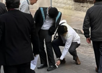Presidente de la SCJN aclara video viral donde colaboradores le limpian los zapatos