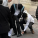 Presidente de la SCJN aclara video viral donde colaboradores le limpian los zapatos