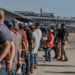 EE. UU. detuvo a casi 380 000 migrantes en un año, afirma ICE