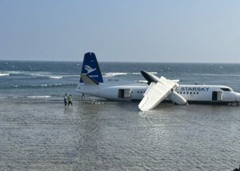 Avión aterriza sobre una playa de Somalia tras fallar en el despegue