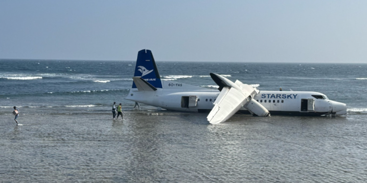 Avión aterriza sobre una playa de Somalia tras fallar en el despegue