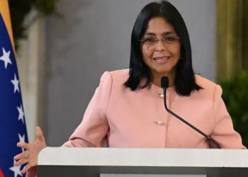 Delcy Rodríguez reitera apoyo a Maduro y confirma invitación a EE. UU.