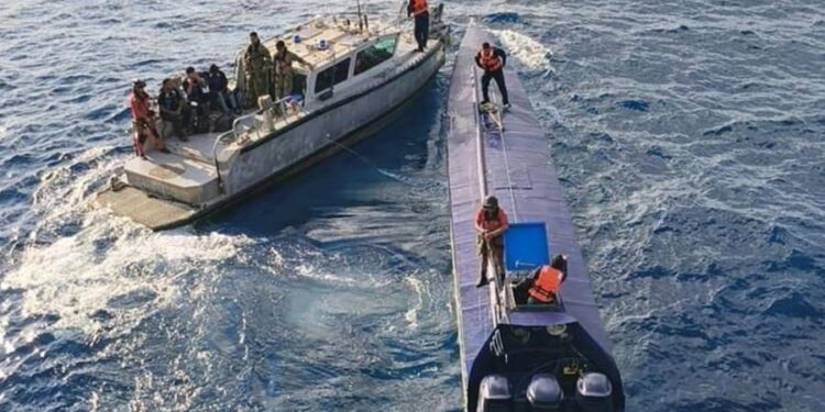 Marina asegura semisumergible con más de 4 toneladas de droga a 463 km de Manzanillo, Colima