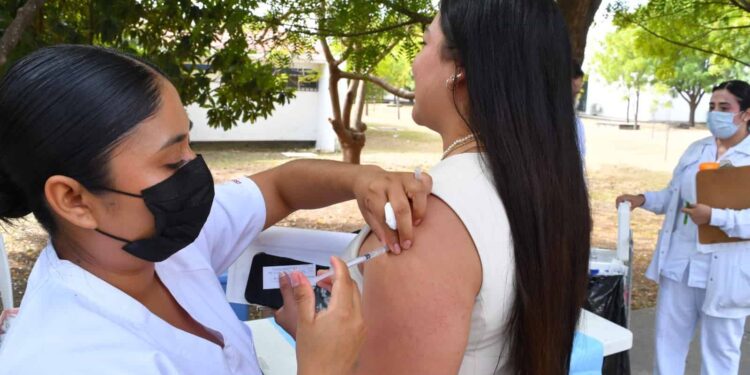 Realizan SSPT e ISSSTE campaña de vacunación contra el sarampión