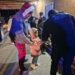 Secretaría de Seguridad de Matamoros lleva cobijas, café y pan dulce a habitantes de la Playa Bagdad ante bajas temperaturas