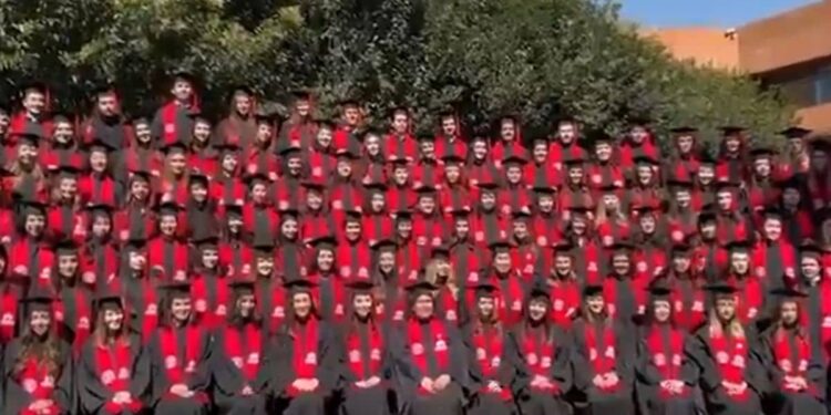 Incidente en la Ibero Santa Fe: Colapsa templete durante foto de graduación