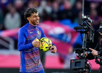 Lamine Yamal firma triplete y mantiene líder al Barcelona en LaLiga