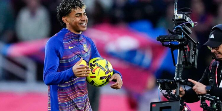 Lamine Yamal firma triplete y mantiene líder al Barcelona en LaLiga