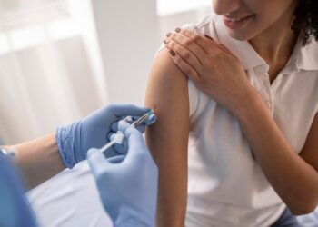 Exhortan autoridades de Salud a vacunarse contra el sarampión; en análisis probable caso