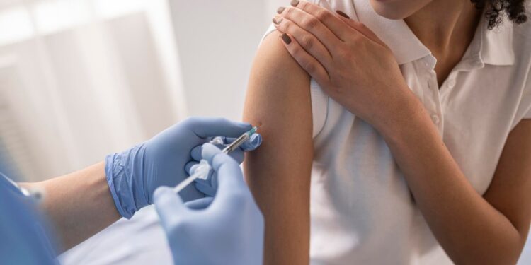 Exhortan autoridades de Salud a vacunarse contra el sarampión; en análisis probable caso