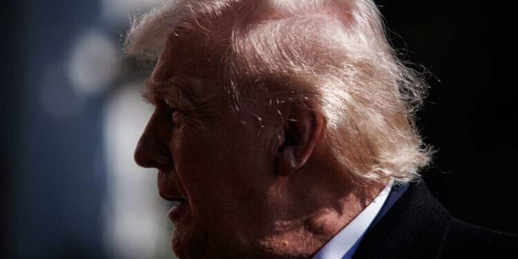 Trump ordena identificar y liberar archivos sobre OVNIs y posibles formas de vida extraterrestre