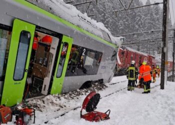Avalancha provoca descarrilamiento de tren en Suiza; cinco personas resultan heridas en Valais