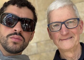 Tim Cook sorprende con una selfie junto a Bad Bunny antes del Super Bowl 2026