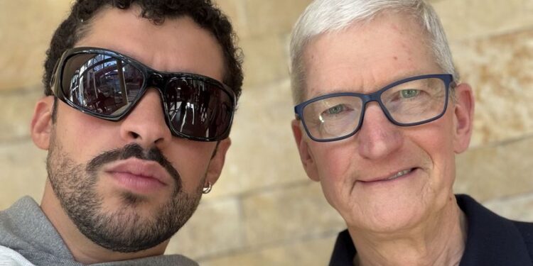 Tim Cook sorprende con una selfie junto a Bad Bunny antes del Super Bowl 2026