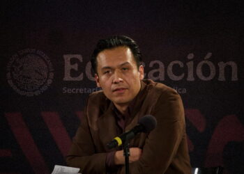 Marx Arriaga se “atrinchera” en la SEP tras destitución y exige su notificación de despido
