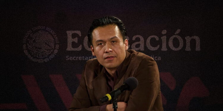 Marx Arriaga se “atrinchera” en la SEP tras destitución y exige su notificación de despido