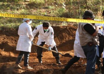 Aumentan a 43 los cuerpos hallados en fosa clandestina en Guanajuato; colectivos denuncian posible subregistro oficial