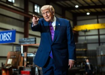 Entra en vigor el arancel global del 15%: Trump desafía a la Corte Suprema con un nuevo esquema temporal