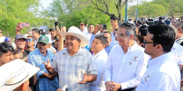 Reconocen ejidatarios de Llera respaldo de Américo ante problemática con empresa eólica