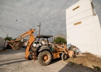 Realizan jornada de descacharrización en la colonia Azteca