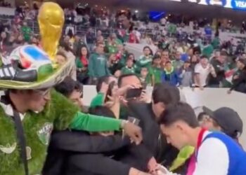 Aficionado le quita plumón a Álvaro Fidalgo tras México vs Portugal y desata polémica en redes