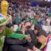 Aficionado le quita plumón a Álvaro Fidalgo tras México vs Portugal y desata polémica en redes