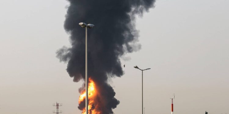 Escalada en el Golfo: Irán ataca con drones la principal refinería de Kuwait